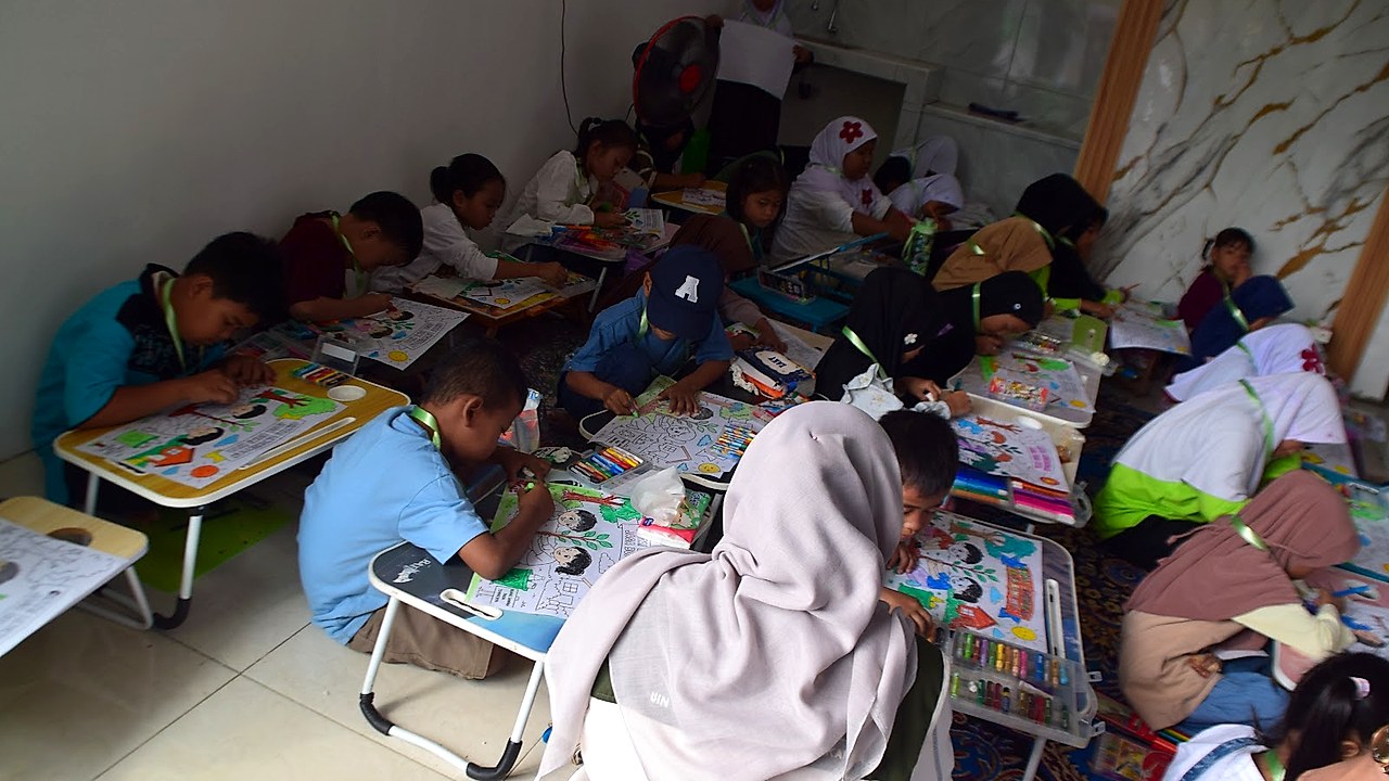 Konsentrasi Santri Cilik dalam Lomba Mewarnai Kreatif